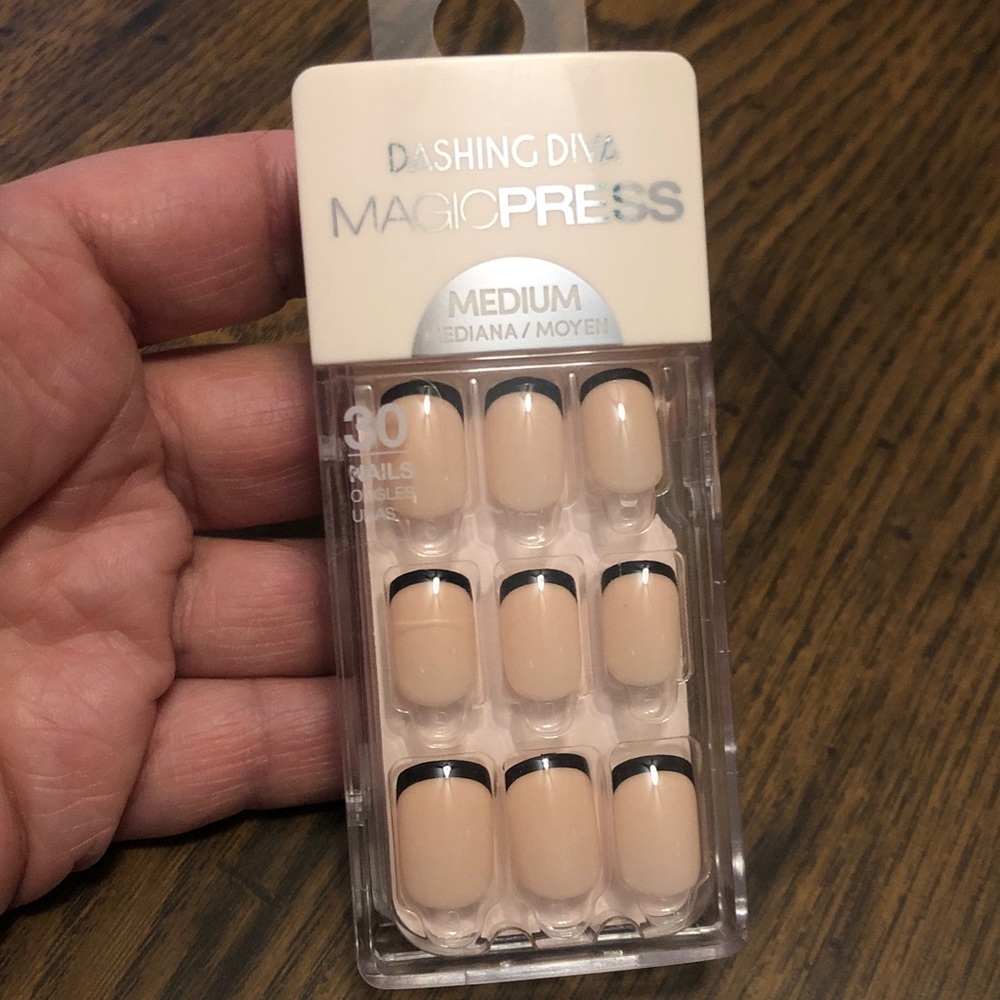 Dashing Diva Magic Press Medium Nails - Black and Cream
